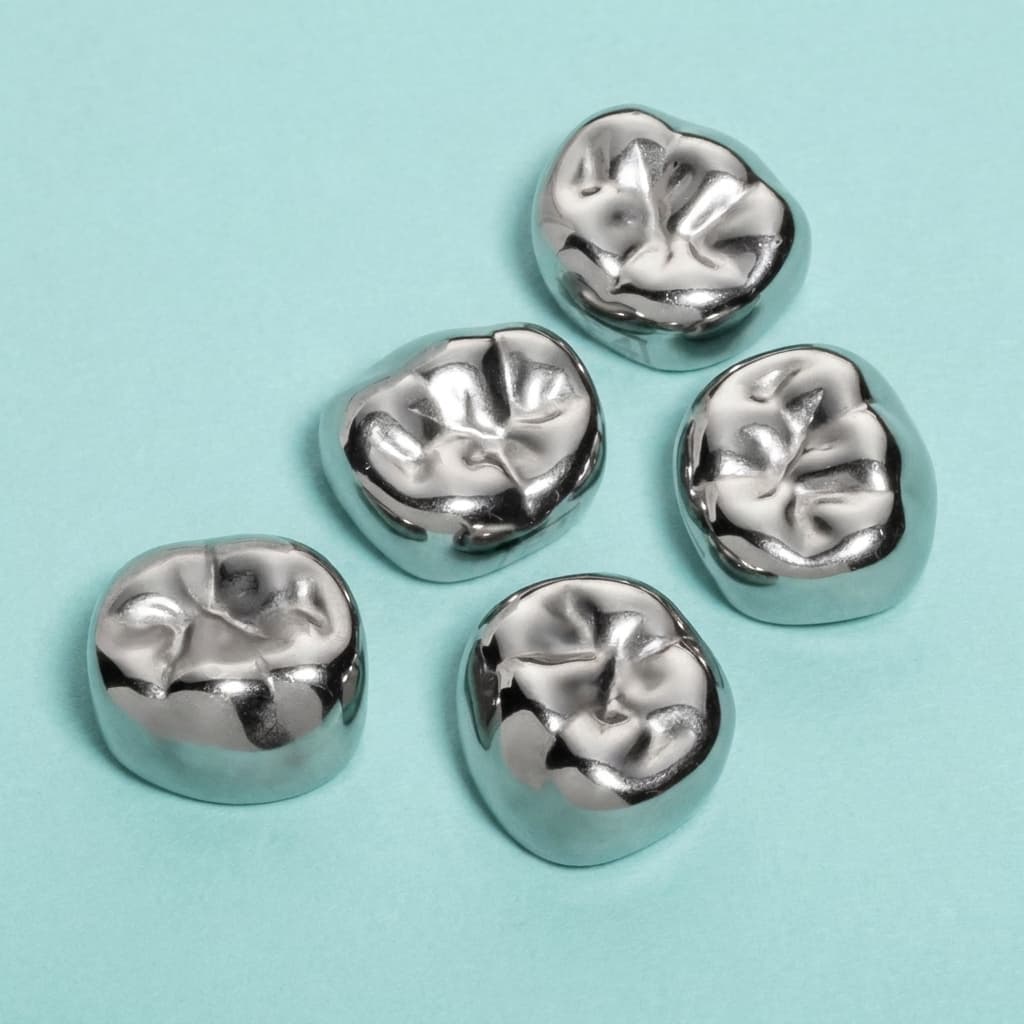 Stainless steel molar crowns scattered